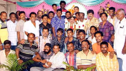 இது வேறலெவல் போட்டோவா இருக்கே!! எல்லா காமெடியன்ஸும் இருக்காங்க... ஆனா 2 பேர் மட்டும் மிஸ்சிங்