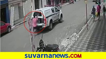 ಪೊಲೀಸ್‌ ವಾಹನದಿಂದ ಹಾರಿ ಎಸ್ಕೇಪ್‌ ಆದ  ಕೈದಿ ...  ವಿಡಿಯೋ ವೈರಲ್‌