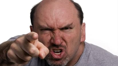 Life Management: पागल से डरकर एक आदमी भागा, लेकिन रास्ता बंद होने से वो फंस गया…इसके बाद पागल ने क्या किया?