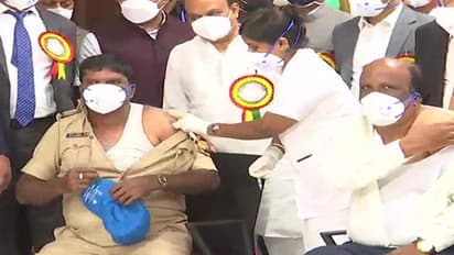 देश भर में फ्रंटलाइनर्स और बुजुर्गों को दिए जा रहे प्रिकॉशनरी डोज, देखें वैक्सीनेशन सेंटरों की तस्वीरें...