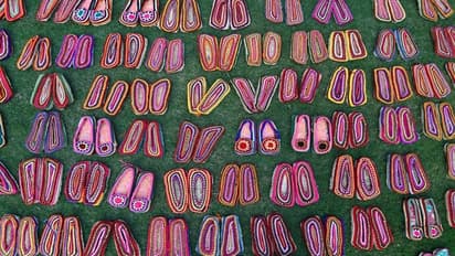 మనసున్న మారాజు ప్రధాని మోదీ.. వారికి బహుమానంగా 100 జ్యూట్ చెప్పుల జతలు..