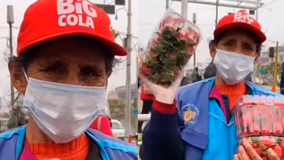 स्ट्रॉबेरी बेचने वाली महिला के साथ व्यक्ति ने ऐसा क्या किया, वीडियो देख सोशल मीडिया पर भावुक हुए लोग