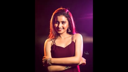 పర్ఫుల్ కలర్ ట్రెండీ వేర్ లో దీపికా పిల్లి గ్లామర్ ట్రీట్.. దీపపు కాంతుల్లో వెలిగిపోతున్న యంగ్ బ్యూటీ