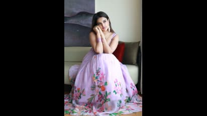 Nidhhi Agarwal Floral Princess: క్లీవేజ్‌ అందాలతో ఇస్మార్ట్ బ్యూటీ సంచలనం.. స్లీవ్‌లెస్ పింక్‌ గౌన్‌లో అరెస్ట్