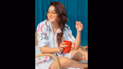 Viral Jaya Ahsan: পরনে কেবলই শার্ট, হটলুকে সানবার্থ জয়ার, মুহূর্তে ভাইরাল ছবি