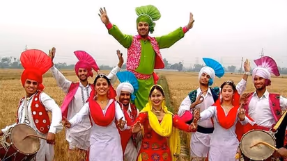Lohri पर पुरुष करते हैं भांगड़ा तो महिलाएं गिद्दा कर मनाती हैं ये पर्व, क्यों खास है ये पारंपरिक डांस?