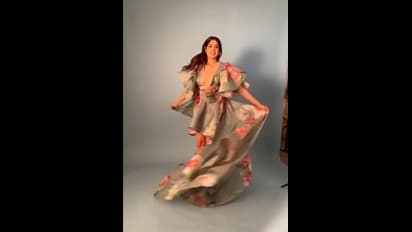 పొట్టిదైన పూల గౌను అందాలు దాయలేక ఇబ్బంది పడుతుండగా జాన్వీ పరువాల విందు.. ఐకాన్‌ స్టార్‌పై అదిరిపోయే కామెంట్‌