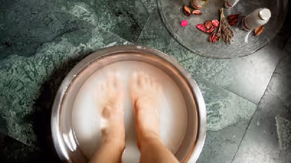 রাতে ঘুমোতে যাওয়ার আগে ধুয়ে নিন পা, শরীর পাবে এই পাঁচ উপকার