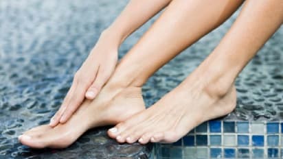 পা ফুলে ব্যথা হয়? এই তেল লাগালেই মিলবে আরাম