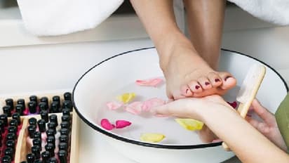 Foot Care tips: கால் பாதங்களில் வெடிப்பா? ஃபீல் பண்ணாதீங்க.. பித்த வெடிப்பு போக சிம்பிள் வீட்டு டிப்ஸ்!!