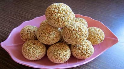 লক্ষ্মী পুজোয় গুড় দিয়ে তৈরি করুন এই পাঁচটি পদ, জেনে নিন দেবীকে কী কী নিবেদন করবেন