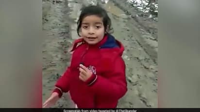 రిపోర్టర్ గా మారిన చిన్నారి.. రోడ్ల అద్వాన్న పరిస్థితిని వివరిస్తూ..!