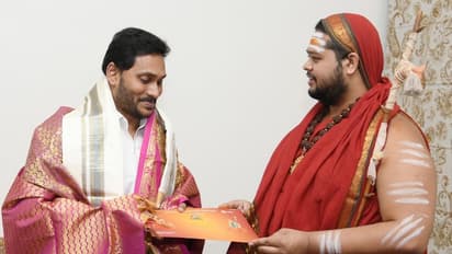 సీఎం జగన్ను కలిసిన విశాఖ శ్రీ శారదా పీఠం ఉత్తరాధికారి స్వాత్మానందేంద్ర సరస్వతి స్వామి