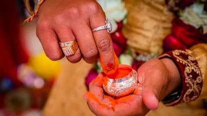 വിവാഹത്തലേന്ന് കരണത്തടിച്ചു; സോഫ്റ്റ് വെയര് ഉദ്യോഗസ്ഥനായ വരനെ ഉപേക്ഷിച്ച് ബന്ധുവിനെ വിവാഹം ചെയ്ത് യുവതി