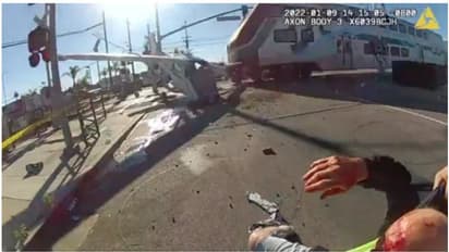 ട്രെയിന് വിമാനത്തിലിടിച്ചു, വിമാനാവശിഷ്ടങ്ങള് പറന്നു, പൈലറ്റ് അത്ഭുതകരമായി രക്ഷപ്പെട്ടു