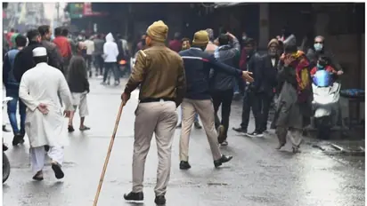 Delhi Covid: ദില്ലിയിൽ സ്വകാര്യ സ്ഥാപനങ്ങളിൽ പൂർണമായും വർക്ക് ഫ്രം ഹോം; ഹോട്ടലുകളും ബാറുകളും അടച്ചിടും