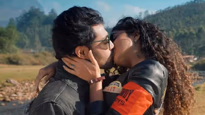 Anupama Parameswaran:లిప్ లాక్ కోసం ఆ మాత్రం సమర్పించాల్సిందే