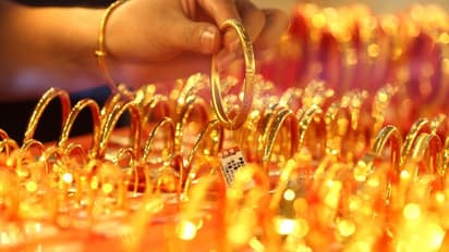Gold Rate Today: പത്തിമടക്കി സ്വർണവില; മാറ്റമില്ലാതെ വെള്ളിയുടെ വില