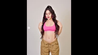 Urfi Javed : 'ব্রা' পরে প্যান্টের চেন খুলে জিভ বার করে অশ্লীল ইঙ্গিত উরফির, পেলেন নীল ছবির অফার