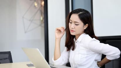 কোমরে ব্যথার সমস্যায় নাজেহাল অবস্থা, সমস্যা থেকে বাঁচতে মেনে চলুন ঘরোয়া টোটকা