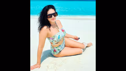 Sunny Leone Vacation Trip: বিকিনি লুকে মলদ্বীপে সানি ঝড়, বিচে সানবাথে ব্যস্ত হটডিভা