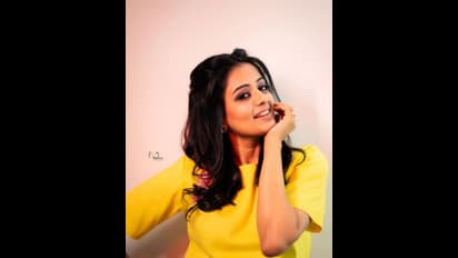 Priyamani:చిన్నగౌనులో ప్రియమణి సయ్యాటలు... లేటు వయసులో అమ్మడు ఘాటు ఫోజులకు కుర్రకారు బేజారు!
