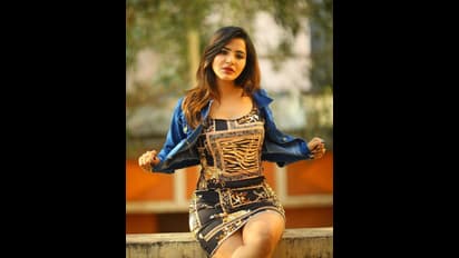 జాకెట్ ఓపెన్ చేసి కైపెక్కించే చూపులతో అషురెడ్డి హాట్ ఫోటోలు.. మీ చూపే అంత అంటూ బోల్డ్ కామెంట్