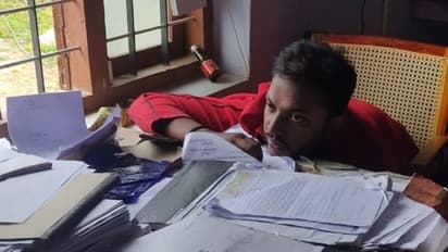 വില്ലേജ് ഓഫീസില്‍ മദ്യ ലഹരിയിൽ ഉദ്യോഗസ്ഥനും ഇടനിലക്കാരനും; കൈയോടെ പിടികുടി നാട്ടുകാര്‍