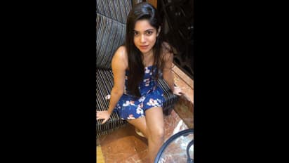 Divyabharathi latest : அய்யய்யோ..குட்டை கவுனில் cross-legged போஸில் திவ்ய பாரதி..பேச்சுலர் நாயகியின் அட்டகாசம்