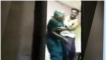 മദ്യലഹരിയിൽ വൃദ്ധ മാതാവിനെ നിലത്തിട്ട് ചവിട്ടി, സൈനികനായ മകന് കസ്റ്റഡിയില്; നടുക്കുന്ന ദൃശ്യങ്ങള് പുറത്ത്