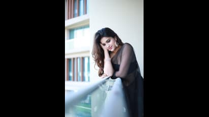 Nidhhi Agerwal latest : வாவ்..ஸ்லீவ்லெஸ் பிராக்கில் கும்மென அமர்ந்திருக்கும் Nidhhi Agerwal..