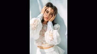 Viral Sara Ali Khan: সাদা নেটের পোশাকে বোল্ড লুক, পার্ফেক্ট ফ্রেমে নজর কাড়লেন সারা