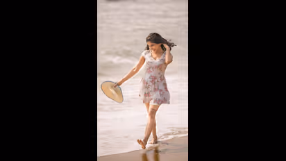 sakshi Agarwal Hot : ஓவர் டைட் உடையில் ஸ்டரக்சரை ஸ்கெச் போட்டு காட்டும் சாக்‌ஷி! சூடேற்றும் செம்மஹாட் போட்டோஸ்