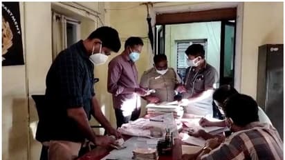 സംസ്ഥാനത്തെ അതിർത്തി ചെക്ക് പോസ്റ്റുകളിൽ വിജിലൻസ് റെയ്ഡ്; പണത്തിന് പുറമെ കൈക്കൂലിയായി ചക്കയും മാങ്ങയും