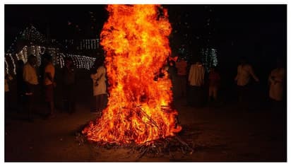 అంబేద్కర్ కోనసీమ : సంక్రాంతి వేడుకల్లో అపశృతి.. భోగి మంటలు అంటుకుని విద్యార్ధులకు గాయాలు