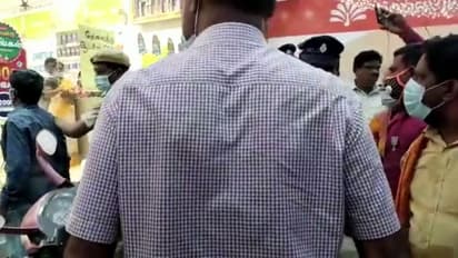 BJP: போலீசை தள்ளிவிட்டு வியாபாரியை தூக்கி போட்டு மிதித்த பாஜகவினர்…! பதற வைக்கும் வீடியோ