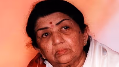 Latha Mangeshkar : ఐసీయూలోనే పోరాడుతున్న లతా మంగేష్కర్..!