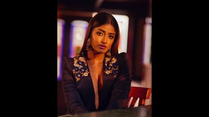 బ్రా లేకుండా మైండ్ బ్లోయింగ్ ఫోజులు.. టెంప్టింగ్ లుక్స్ తో రెచ్చిపోయిన రవితేజ హీరోయిన్