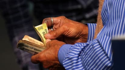 ক্রেডিট কার্ড গ্রাহকদের জন্য বড় ধাক্কা, ১০ ফেব্রুয়ারি থেকে বাড়ছে বিভিন্ন ব্যাঙ্কের ক্রেডিট কার্ডের খরচ