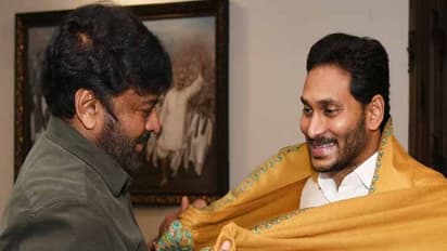 చిరంజీవికి బంపర్ ఆఫర్: పవన్ కల్యాణ్ కు వైఎస్ జగన్ కౌంటర్