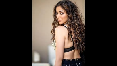 Raai Laxmi latest : அய்யயோ..மேலாடையில்  ஆணிகளா ? புது வித மாடல் உடையில் மயங்கடிக்கும் Raai Laxmi..