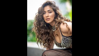 அச்சசோ..பிட்டு துணி மாதிரி இருக்கே..ராய் லட்சுமியின் எல்லை கடந்த கிளாமர் அலப்பறைகள்..