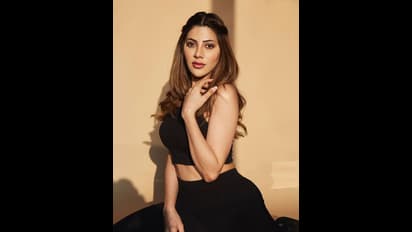 Nikki Tamboli latest : அடக்கடவுளே..பேண்டில் இவ்வளவு கிழிசலா..காஞ்சனா நாயகி NikkiTamboli