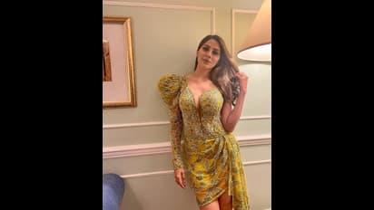 மம்மி ரிட்டர்ன்ஸ் ஸ்டைலா?..உடலில் துணியை இறுக சுற்றி..நிக்கி தம்போலி கொடுக்கும் கிக் போஸ்