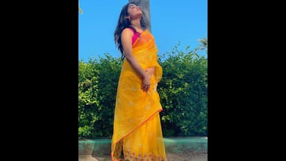 Raveena latest : கண்கவரும் மௌனராகம் நாயகி.. மாம்பழ நிற மெல்லிய சேலையில் மெல்லிடையை காட்டி நிற்கும் ரவீணா..