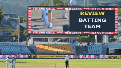 SA vs IND : '11 പേർക്കെതിരെ ഒരു രാജ്യം മുഴുവൻ കളിക്കുന്നു'; വിവാദ ഡിആർഎസില് പ്രതിഷേധിച്ച് ഇന്ത്യൻ താരങ്ങൾ