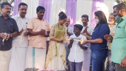 പ്രളയത്തില് വീട് നഷ്ടമായി, ഭയമില്ലാതെ ഉറങ്ങാന് ക്യാംപ് മാത്രം; ഒടുവില് അഭിഷേകിന് വീടായി