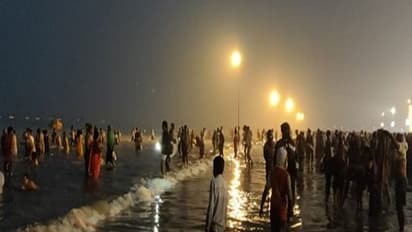 Makar Sankranti: कोरोना पर भारी आस्था, श्रद्धालुओं ने गंगा सागर में लगाई डुबकी, देखें फोटो