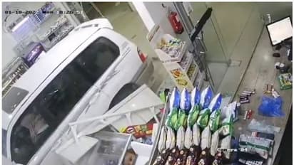 Car crashes into shop : സൗദി അറേബ്യയിൽ നിയന്ത്രണം വിട്ട കാർ കടയിലേക്ക് പാഞ്ഞുകയറി - വീഡിയോ
