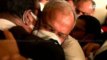 Kerala nun rape case : 'ദൈവത്തിന് സ്തുതി'; അഭിഭാഷകരെ കെട്ടിപ്പിടിച്ച് കരഞ്ഞ് ഫ്രാങ്കോ മുളയ്ക്കൽ